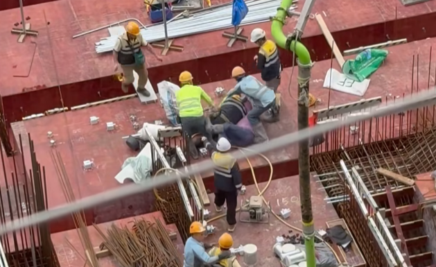 另一片段只見四名工人混戰,有人擸起金屬板施襲,及後兩人一組扭作一團如打摔角,其他工友將各人拉開,有疑似管工級人士聽取雙方不滿調停。(facebook「X官塘老X群組」)