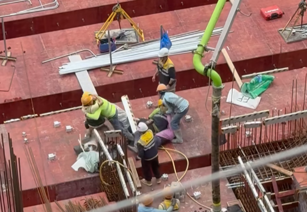 另一片段只見四名工人混戰,有人擸起金屬板施襲,及後兩人一組扭作一團如打摔角,其他工友將各人拉開,有疑似管工級人士聽取雙方不滿調停。(facebook「X官塘老X群組」)