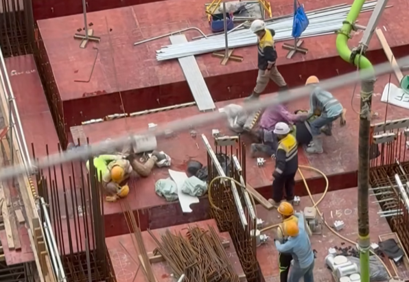 另一片段只見四名工人混戰,有人擸起金屬板施襲,及後兩人一組扭作一團如打摔角,其他工友將各人拉開,有疑似管工級人士聽取雙方不滿調停。(facebook「X官塘老X群組」)