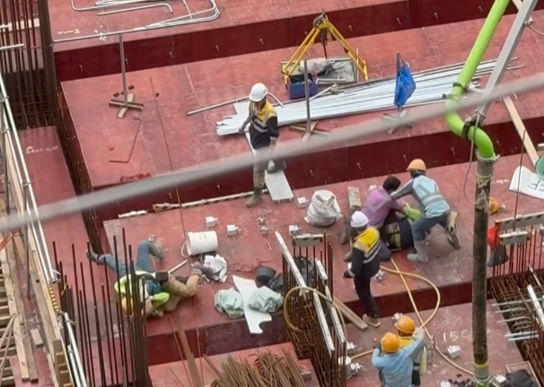 另一片段只見四名工人混戰,有人擸起金屬板施襲,及後兩人一組扭作一團如打摔角,其他工友將各人拉開,有疑似管工級人士聽取雙方不滿調停。(facebook「X官塘老X群組」)