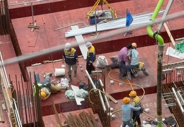 另一片段只見四名工人混戰,有人擸起金屬板施襲,及後兩人一組扭作一團如打摔角,其他工友將各人拉開,有疑似管工級人士聽取雙方不滿調停。(facebook「X官塘老X群組」)