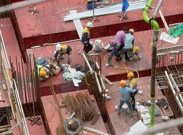 另一片段只見四名工人混戰,有人擸起金屬板施襲,及後兩人一組扭作一團如打摔角,其他工友將各人拉開,有疑似管工級人士聽取雙方不滿調停。(facebook「X官塘老X群組」)