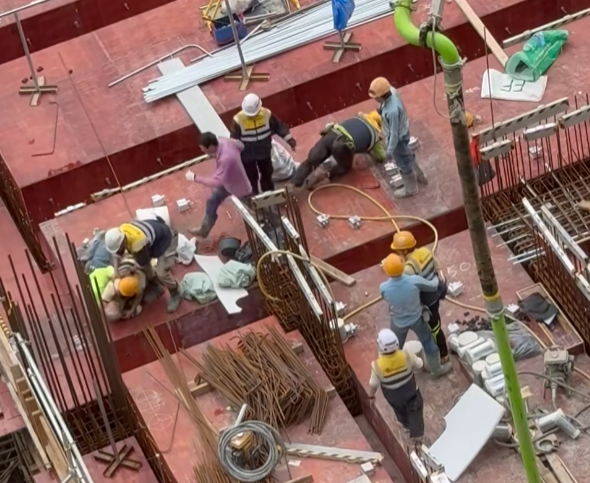 另一片段只見四名工人混戰,有人擸起金屬板施襲,及後兩人一組扭作一團如打摔角,其他工友將各人拉開,有疑似管工級人士聽取雙方不滿調停。(facebook「X官塘老X群組」)