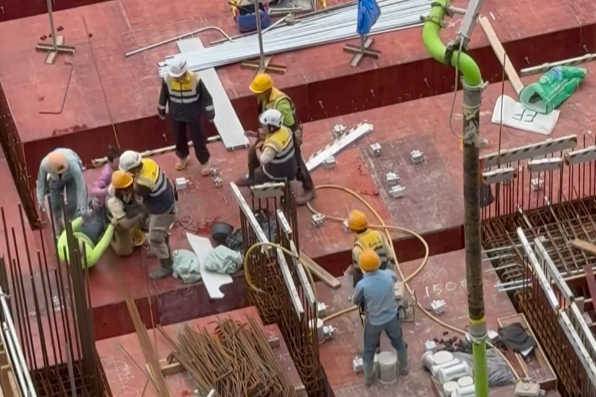 另一片段只見四名工人混戰,有人擸起金屬板施襲,及後兩人一組扭作一團如打摔角,其他工友將各人拉開,有疑似管工級人士聽取雙方不滿調停。(facebook「X官塘老X群組」)