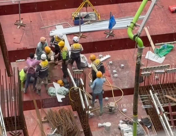 另一片段只見四名工人混戰,有人擸起金屬板施襲,及後兩人一組扭作一團如打摔角,其他工友將各人拉開,有疑似管工級人士聽取雙方不滿調停。(facebook「X官塘老X群組」)