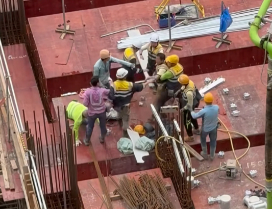 另一片段只見四名工人混戰,有人擸起金屬板施襲,及後兩人一組扭作一團如打摔角,其他工友將各人拉開,有疑似管工級人士聽取雙方不滿調停。(facebook「X官塘老X群組」)