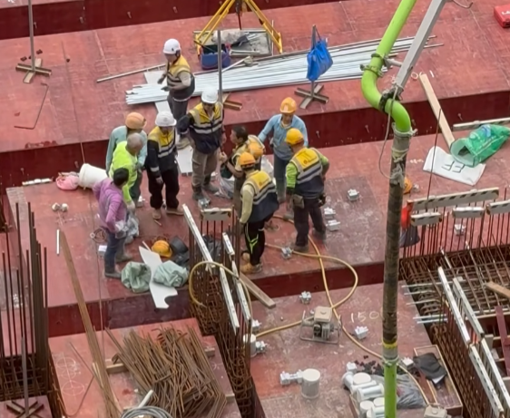 另一片段只見四名工人混戰,有人擸起金屬板施襲,及後兩人一組扭作一團如打摔角,其他工友將各人拉開,有疑似管工級人士聽取雙方不滿調停。(facebook「X官塘老X群組」)