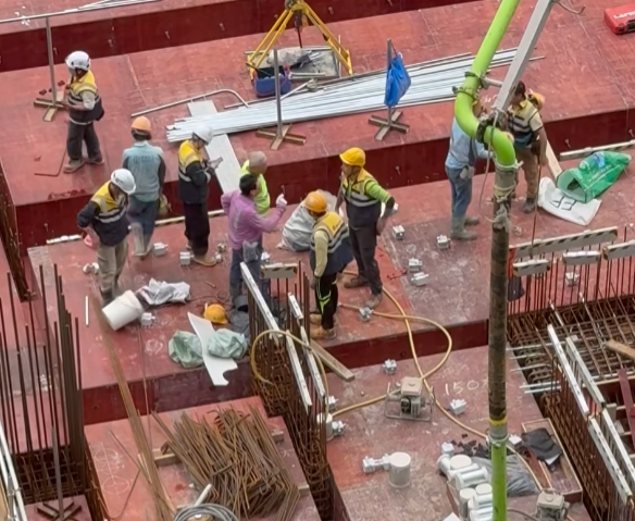 另一片段只見四名工人混戰,有人擸起金屬板施襲,及後兩人一組扭作一團如打摔角,其他工友將各人拉開,有疑似管工級人士聽取雙方不滿調停。(facebook「X官塘老X群組」)