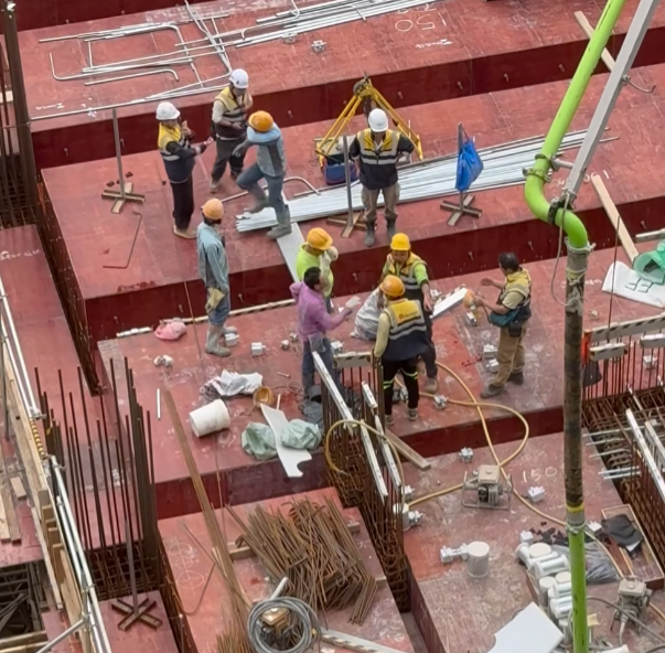 另一片段只見四名工人混戰,有人擸起金屬板施襲,及後兩人一組扭作一團如打摔角,其他工友將各人拉開,有疑似管工級人士聽取雙方不滿調停。(facebook「X官塘老X群組」)