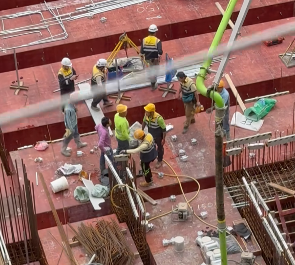 另一片段只見四名工人混戰,有人擸起金屬板施襲,及後兩人一組扭作一團如打摔角,其他工友將各人拉開,有疑似管工級人士聽取雙方不滿調停。(facebook「X官塘老X群組」)