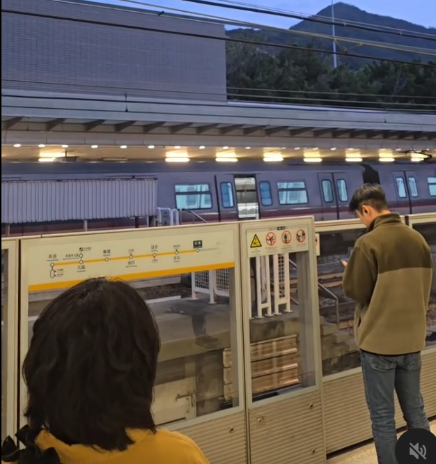 有網民發帖,昨日(2月19日)下午近6時半於欣澳站往香港站方向月台候車,對面往東涌方向月台有列車剛抵達,但可見第二卡車的其中一道車門已打開,當時列車上並沒有載客。(Threads)