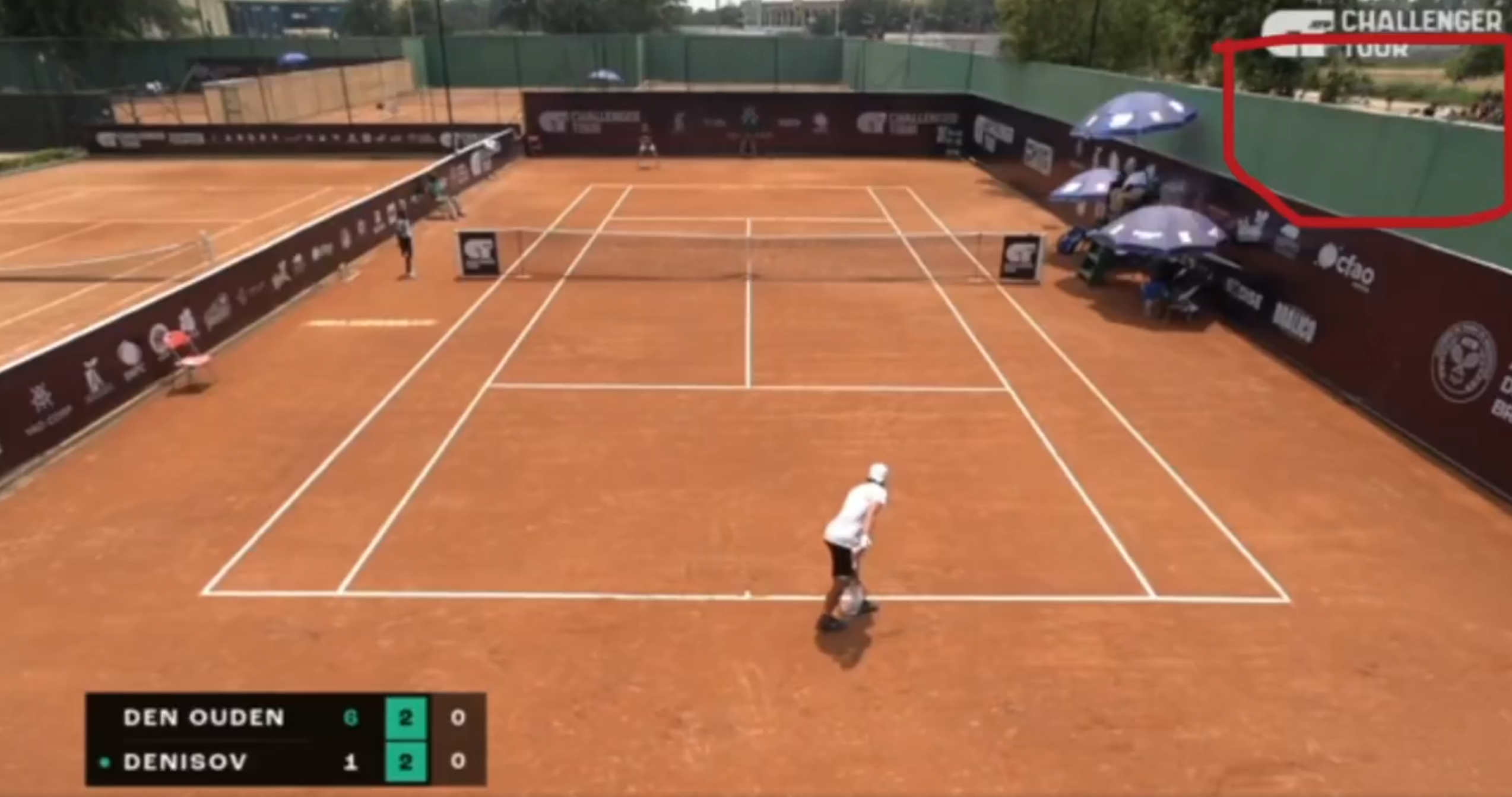 非洲剛果共和國首都布拉柴維爾(Brazzaville)周二舉行的一場ATP職業網球挑戰賽發生了令人震驚的事件,賽事在進行時,場外突傳出槍聲和有人施放催淚氣體,賽事一度暫停。(畫面截圖)