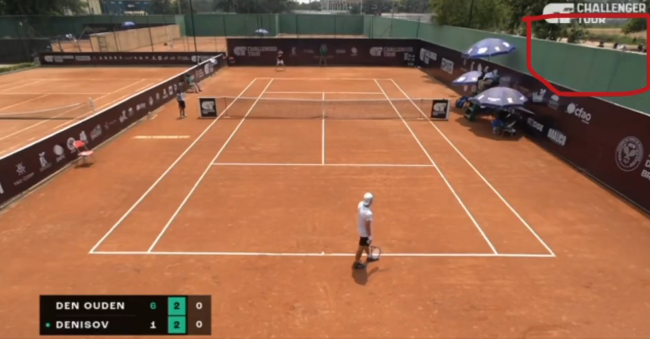 非洲剛果共和國首都布拉柴維爾(Brazzaville)周二舉行的一場ATP職業網球挑戰賽發生了令人震驚的事件,賽事在進行時,場外突傳出槍聲和有人施放催淚氣體,賽事一度暫停。(畫面截圖)