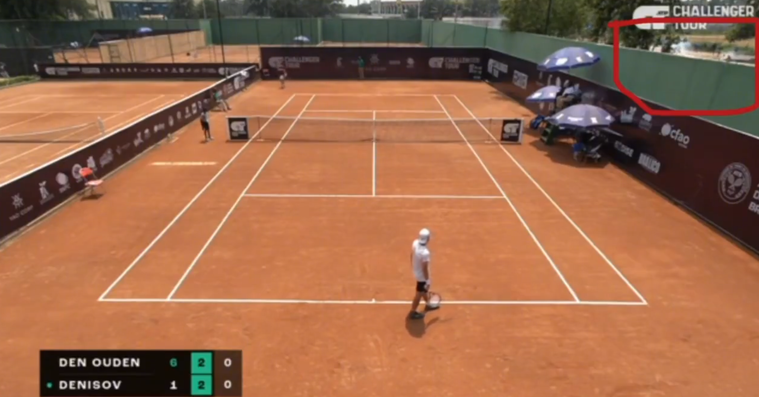 非洲剛果共和國首都布拉柴維爾(Brazzaville)周二舉行的一場ATP職業網球挑戰賽發生了令人震驚的事件,賽事在進行時,場外突傳出槍聲和有人施放催淚氣體,賽事一度暫停。(畫面截圖)