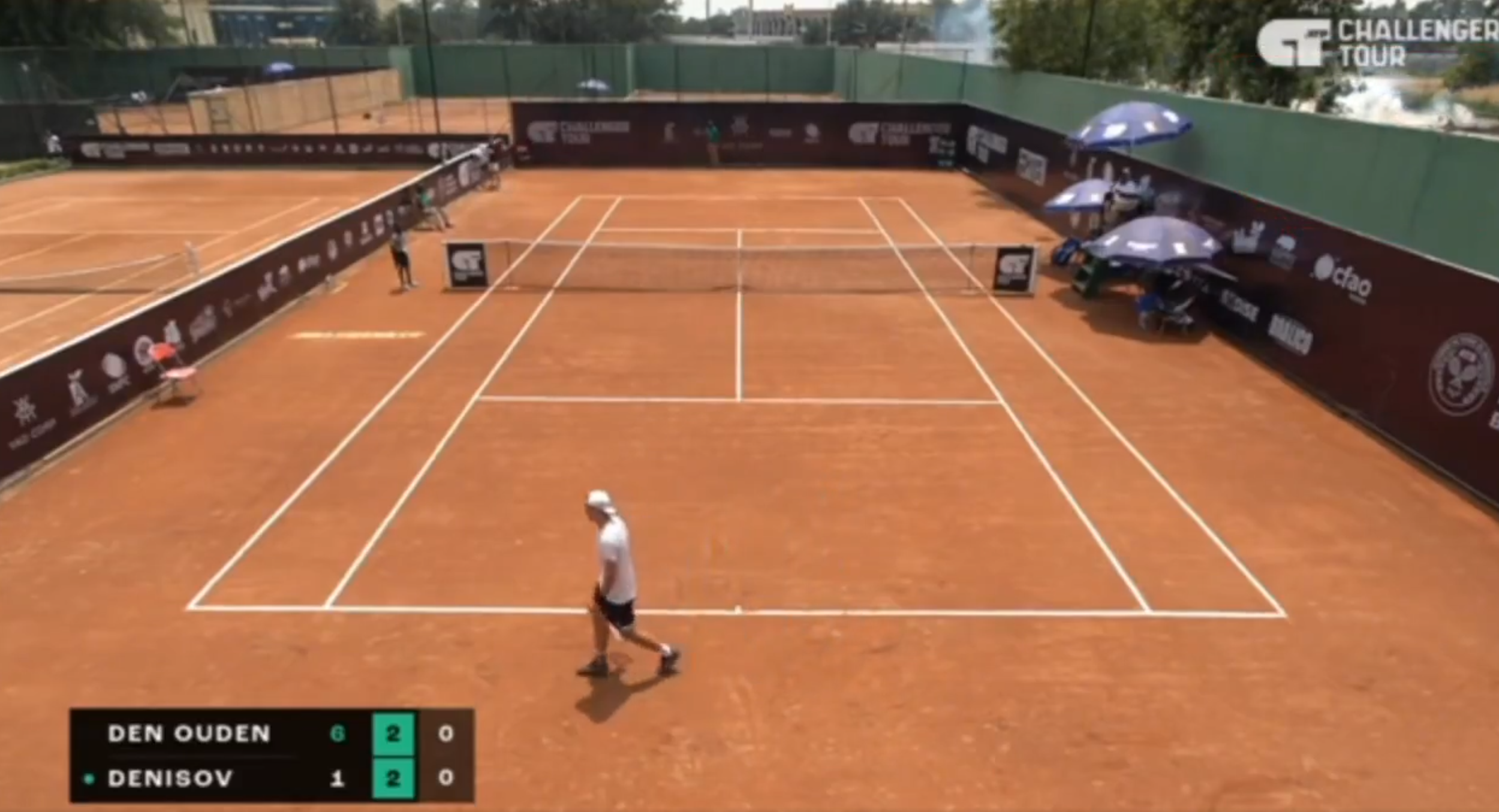 非洲剛果共和國首都布拉柴維爾(Brazzaville)周二舉行的一場ATP職業網球挑戰賽發生了令人震驚的事件,賽事在進行時,場外突傳出槍聲和有人施放催淚氣體,賽事一度暫停。(畫面截圖)