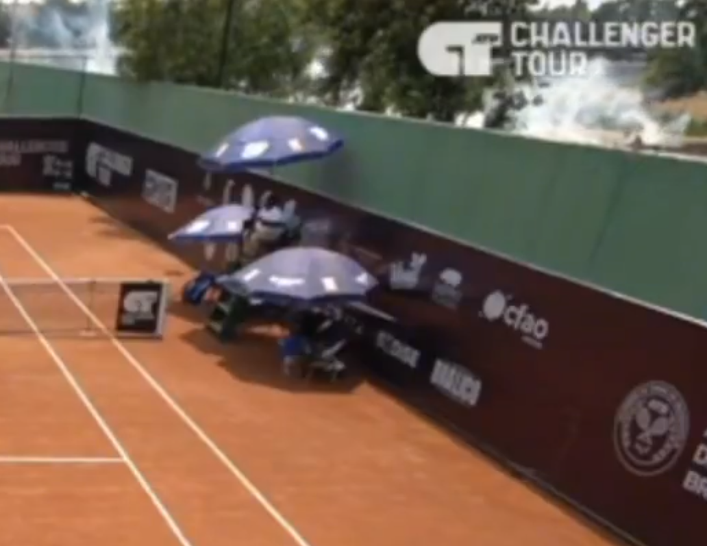 非洲剛果共和國首都布拉柴維爾(Brazzaville)周二舉行的一場ATP職業網球挑戰賽發生了令人震驚的事件,賽事在進行時,場外突傳出槍聲和有人施放催淚氣體,賽事一度暫停。(畫面截圖)