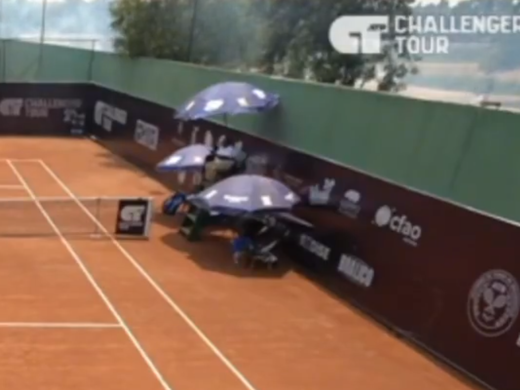 非洲剛果共和國首都布拉柴維爾(Brazzaville)周二舉行的一場ATP職業網球挑戰賽發生了令人震驚的事件,賽事在進行時,場外突傳出槍聲和有人施放催淚氣體,賽事一度暫停。(畫面截圖)