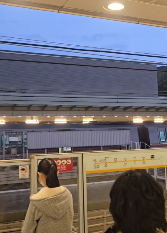 有網民發帖,昨日(2月19日)下午近6時半於欣澳站往香港站方向月台候車,對面往東涌方向月台有列車剛抵達,但可見第二卡車的其中一道車門已打開,當時列車上並沒有載客。(Threads)