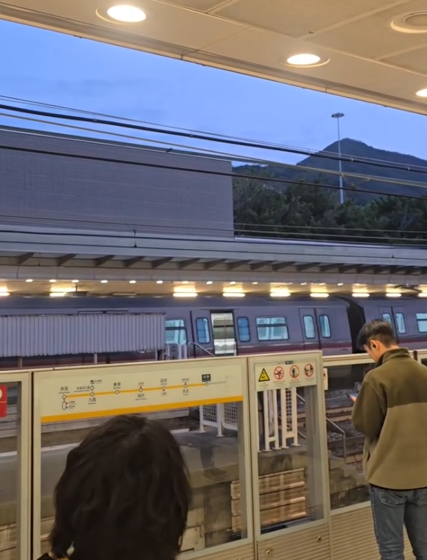 有網民發帖,昨日(2月19日)下午近6時半於欣澳站往香港站方向月台候車,對面往東涌方向月台有列車剛抵達,但可見第二卡車的其中一道車門已打開,當時列車上並沒有載客。(Threads)