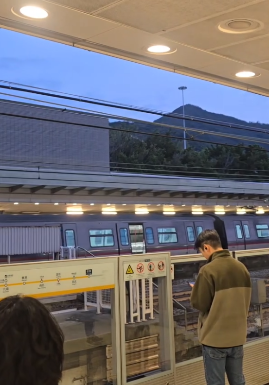 有網民發帖,昨日(2月19日)下午近6時半於欣澳站往香港站方向月台候車,對面往東涌方向月台有列車剛抵達,但可見第二卡車的其中一道車門已打開,當時列車上並沒有載客。(Threads)