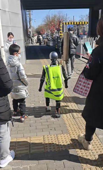 北京街頭出現疑似「機械人交通警」引起關注。(互聯網)