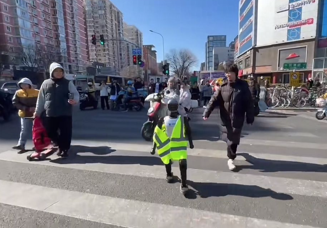 北京街頭出現疑似「機械人交通警」引起關注。(互聯網)