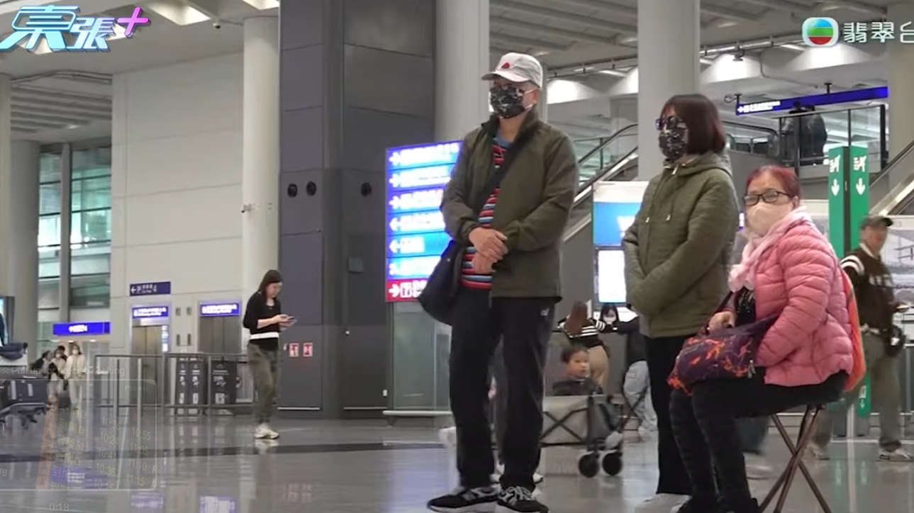 劉太獲准離境後,劉生與劉太的好姊妹到機場接機,大家一見面即心情激動相擁。(東張西望截圖)