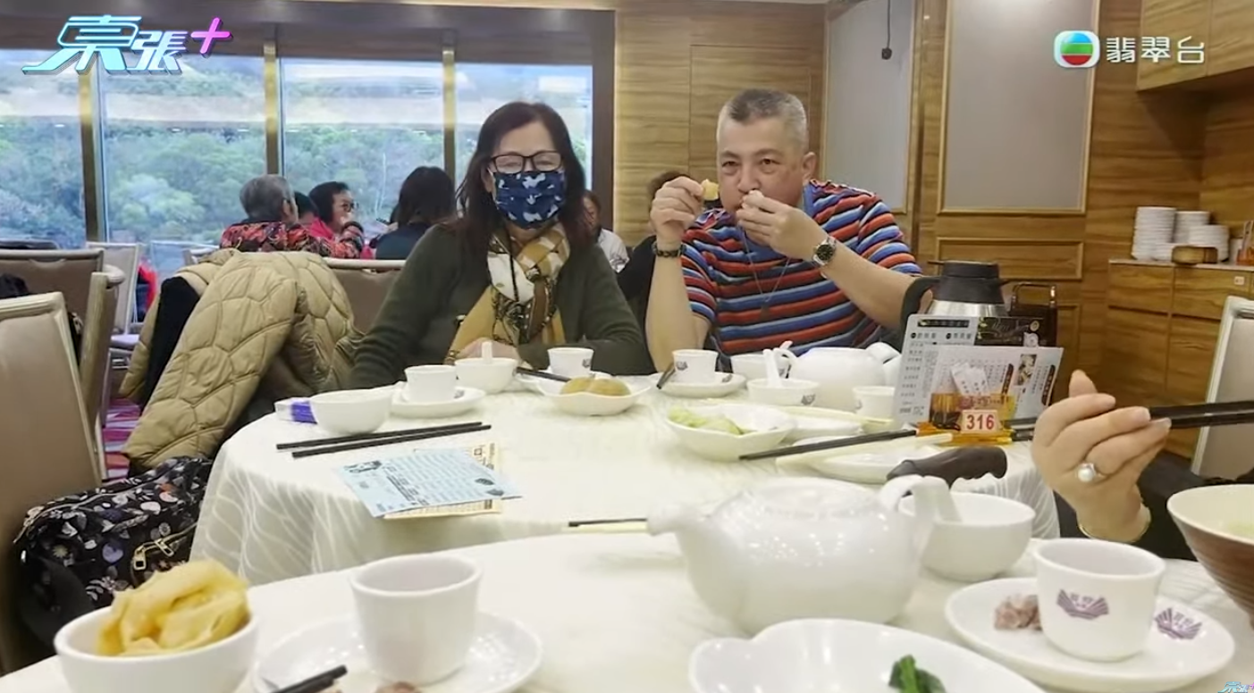 劉生亦立即安排太太一同飲茶食點心。(東張西望截圖)