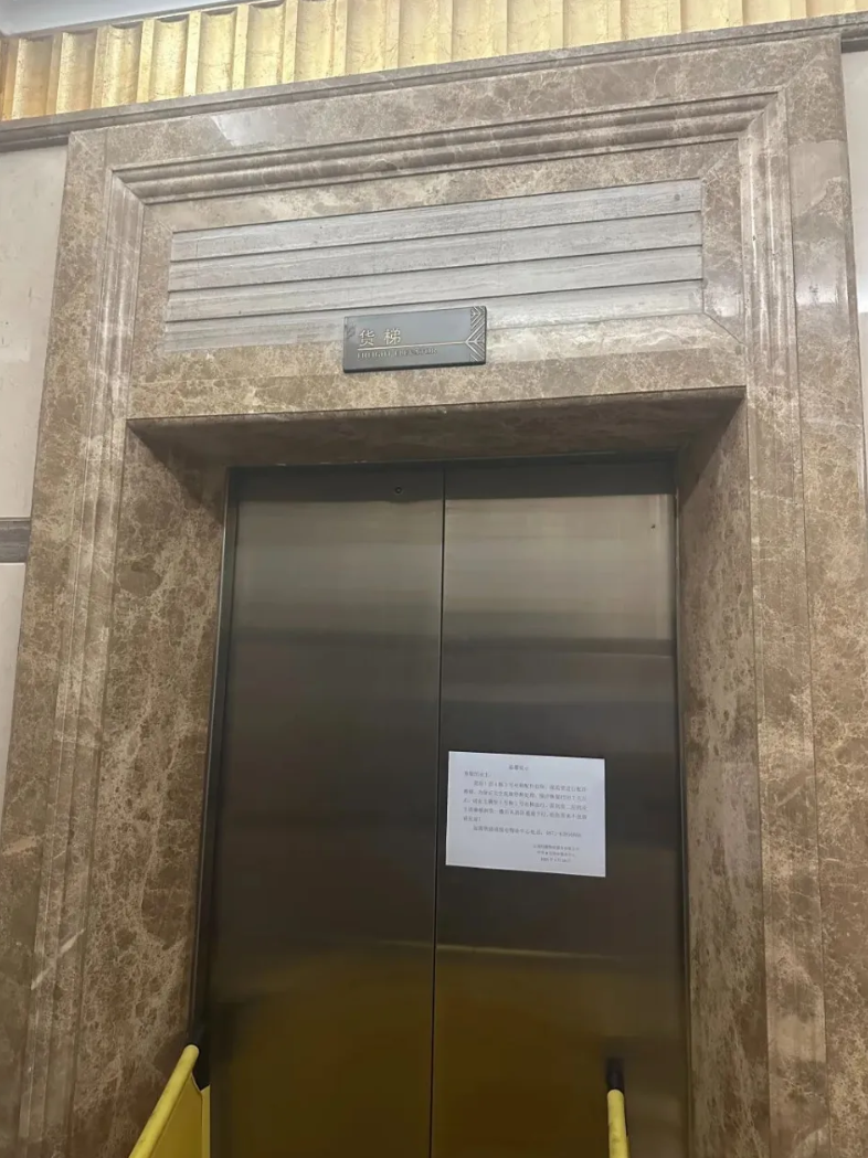 涉事電梯暫停使用。(網上圖片)