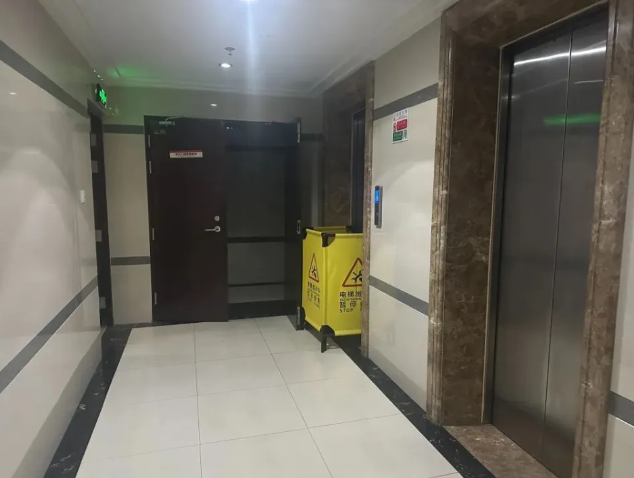 涉事電梯暫停使用。(網上圖片)