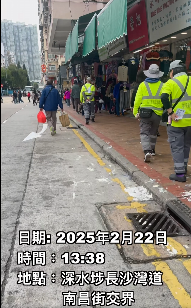 4名懷疑是食環署外判清潔工人,在深水埗工作時涉自編自導自演」,自攜及張貼街招拍攝留下工作證明後,再自行清拆相關街招。(Roni Wong fb影片截圖)