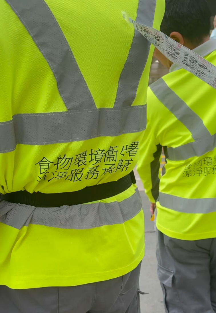 4名懷疑是食環署外判清潔工人,在深水埗工作時涉自編自導自演」,自攜及張貼街招拍攝留下工作證明後,再自行清拆相關街招。(Roni Wong fb影片截圖)