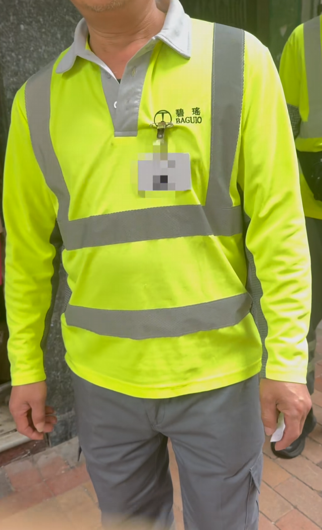 Roni指發現多度造假情况後,上前質問涉事外判清潔工,有人以國語稱「聽不懂」,及後解釋事件後有人稱「對不起」及與其握手(Roni Wong fb影片截圖)