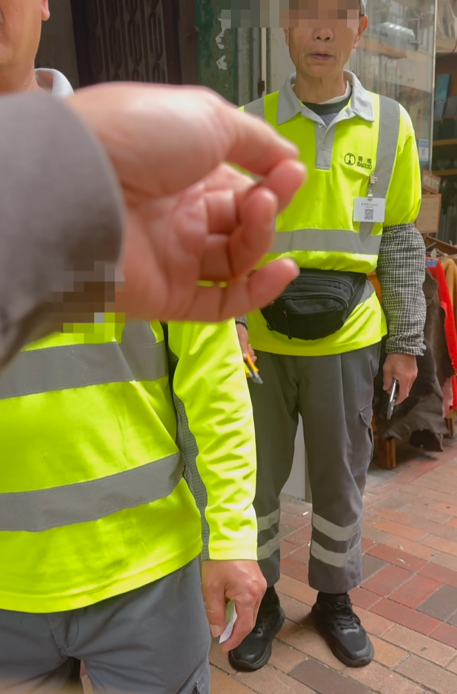 Roni指發現多度造假情况後,上前質問涉事外判清潔工,有人以國語稱「聽不懂」,及後解釋事件後有人稱「對不起」及與其握手(Roni Wong fb影片截圖)