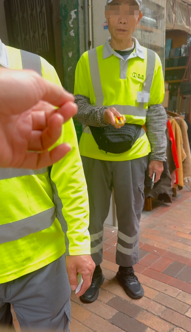 Roni指發現多度造假情况後,上前質問涉事外判清潔工,有人以國語稱「聽不懂」,及後解釋事件後有人稱「對不起」及與其握手(Roni Wong fb影片截圖)