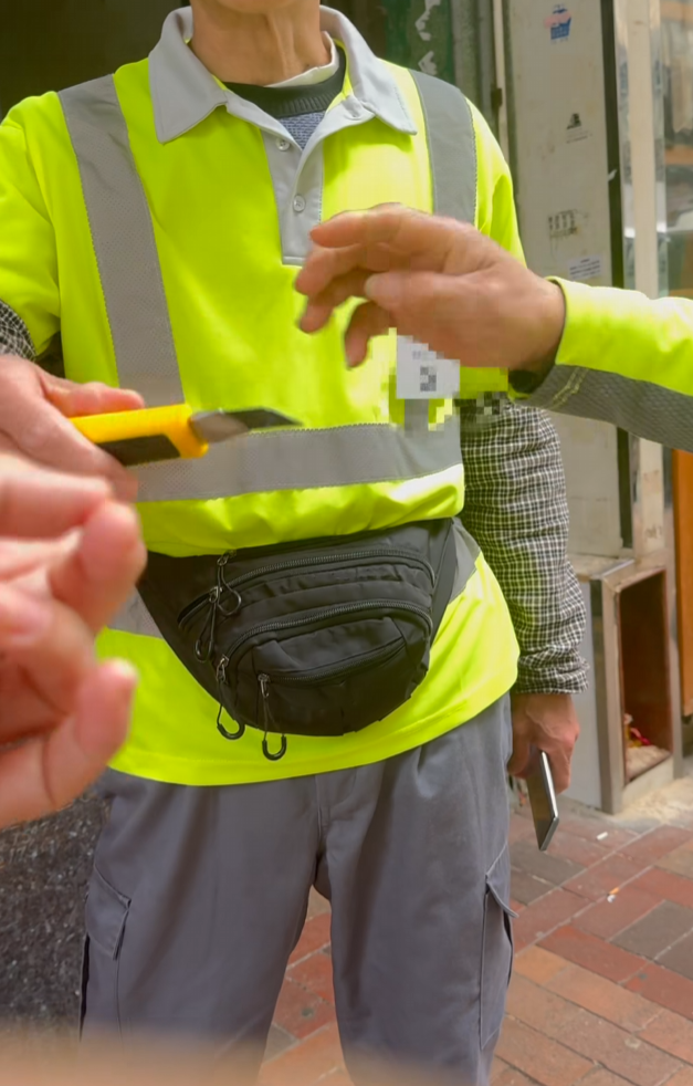 Roni指發現多度造假情况後,上前質問涉事外判清潔工,有人以國語稱「聽不懂」,及後解釋事件後有人稱「對不起」及與其握手(Roni Wong fb影片截圖)