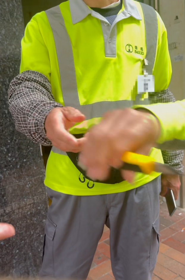 Roni指發現多度造假情况後,上前質問涉事外判清潔工,有人以國語稱「聽不懂」,及後解釋事件後有人稱「對不起」及與其握手(Roni Wong fb影片截圖)