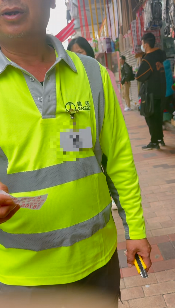 有外判工手持𠝹刀指向他,讓他感到有威脅。(Roni Wong fb影片截圖)