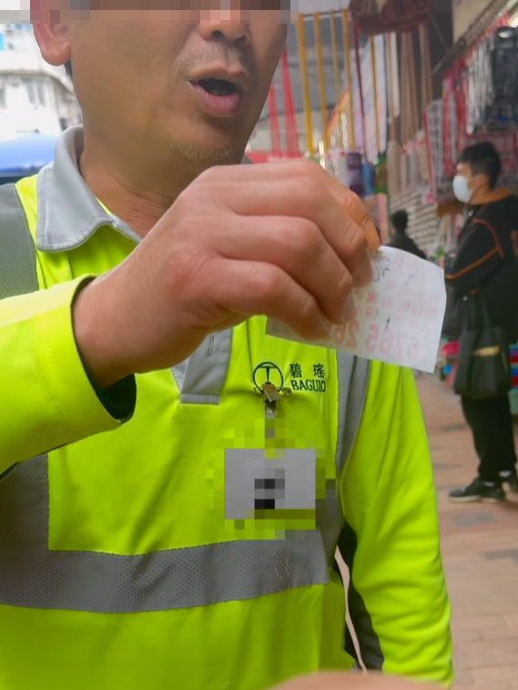 有外判工手持𠝹刀指向他,讓他感到有威脅。(Roni Wong fb影片截圖)