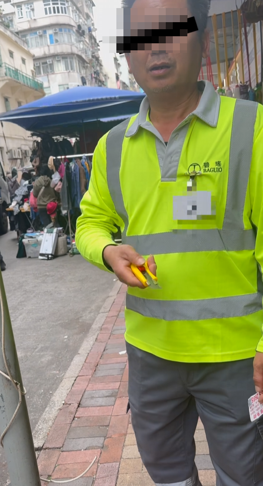 有外判工手持𠝹刀指向他,讓他感到有威脅。(Roni Wong fb影片截圖)