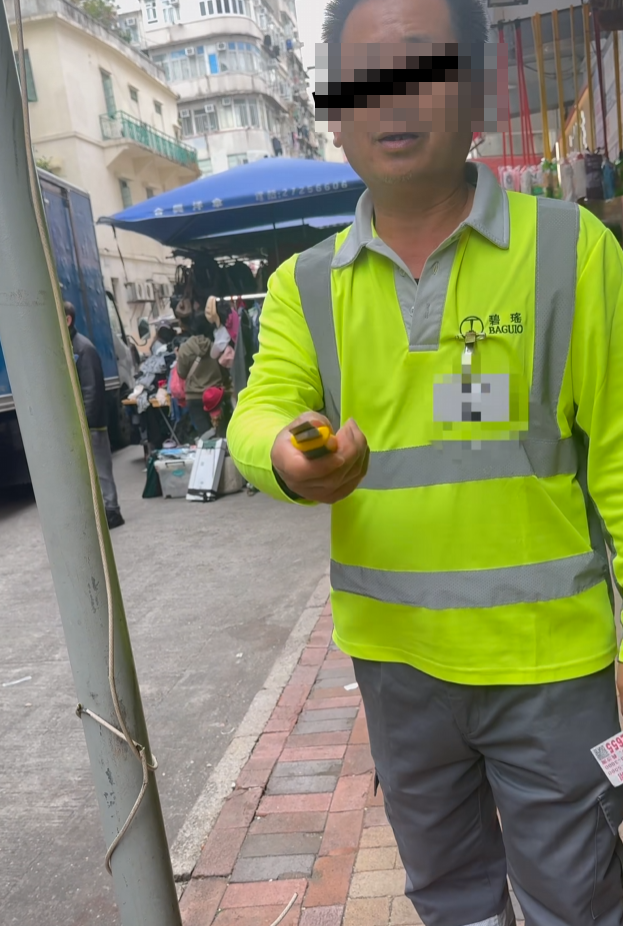 有外判工手持𠝹刀指向他,讓他感到有威脅。(Roni Wong fb影片截圖)