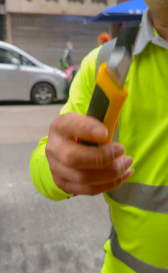 有外判工手持𠝹刀指向他,讓他感到有威脅。(Roni Wong fb影片截圖)