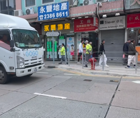 4名懷疑是食環署外判清潔工人,在深水埗工作時涉自編自導自演」,自攜及張貼街招拍攝留下工作證明後,再自行清拆相關街招。(Roni Wong fb影片截圖)