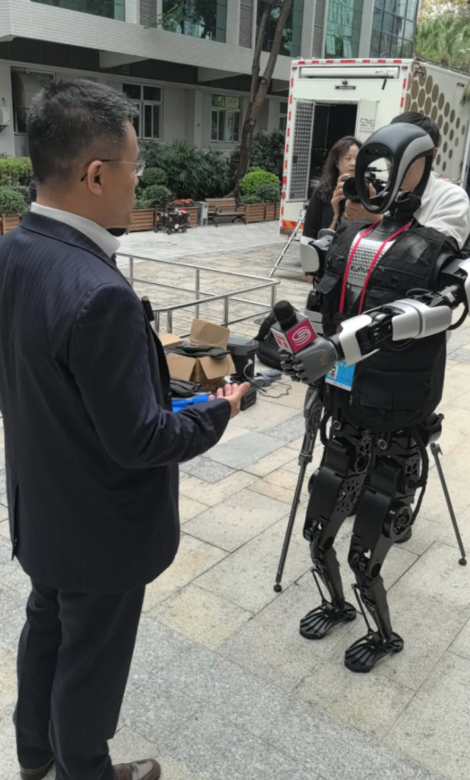 戴上記者證、拿著咪牌的夸父,為深圳衛視採訪深圳兩會。(互聯網)