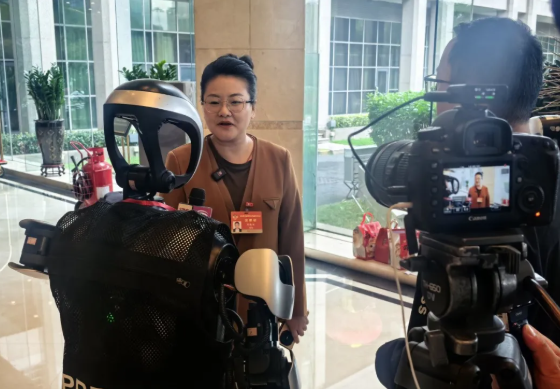 戴上記者證、拿著咪牌的夸父,為深圳衛視採訪深圳兩會。(互聯網)