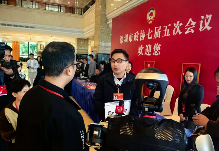 戴上記者證、拿著咪牌的夸父,為深圳衛視採訪深圳兩會。(互聯網)