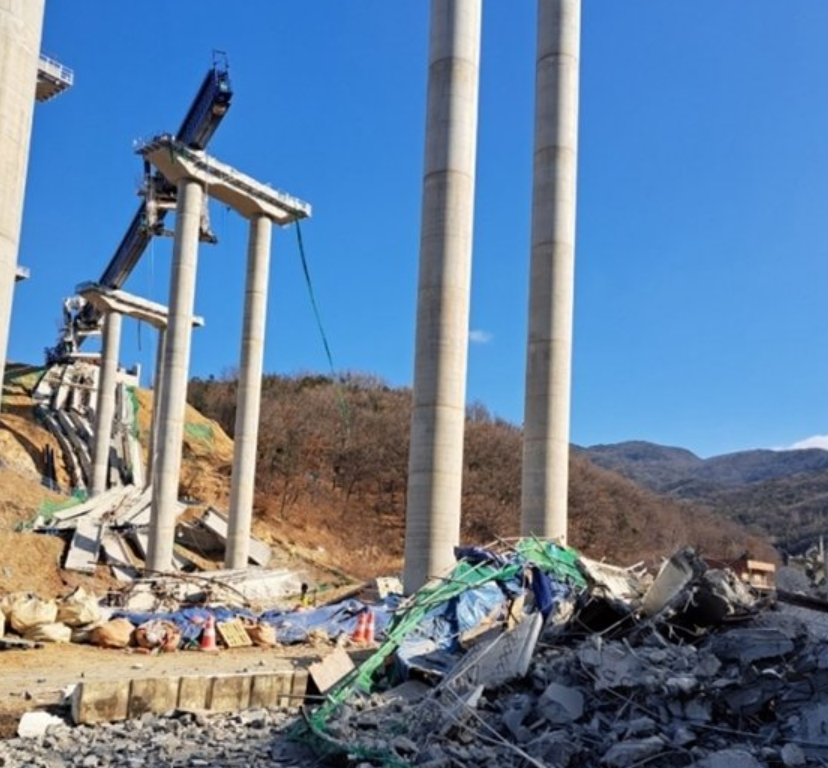 有5條50米長用作支撐大橋的鋼樑先後坍塌,擊中橋下工作的10名工人,其中3人死亡,7人受傷。(影片截圖)