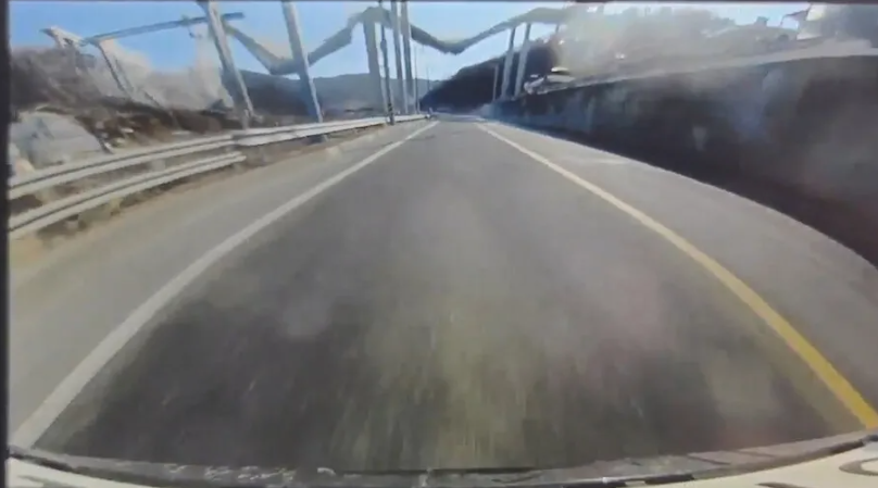 有5條50米長用作支撐大橋的鋼樑先後坍塌,擊中橋下工作的10名工人(影片截圖)