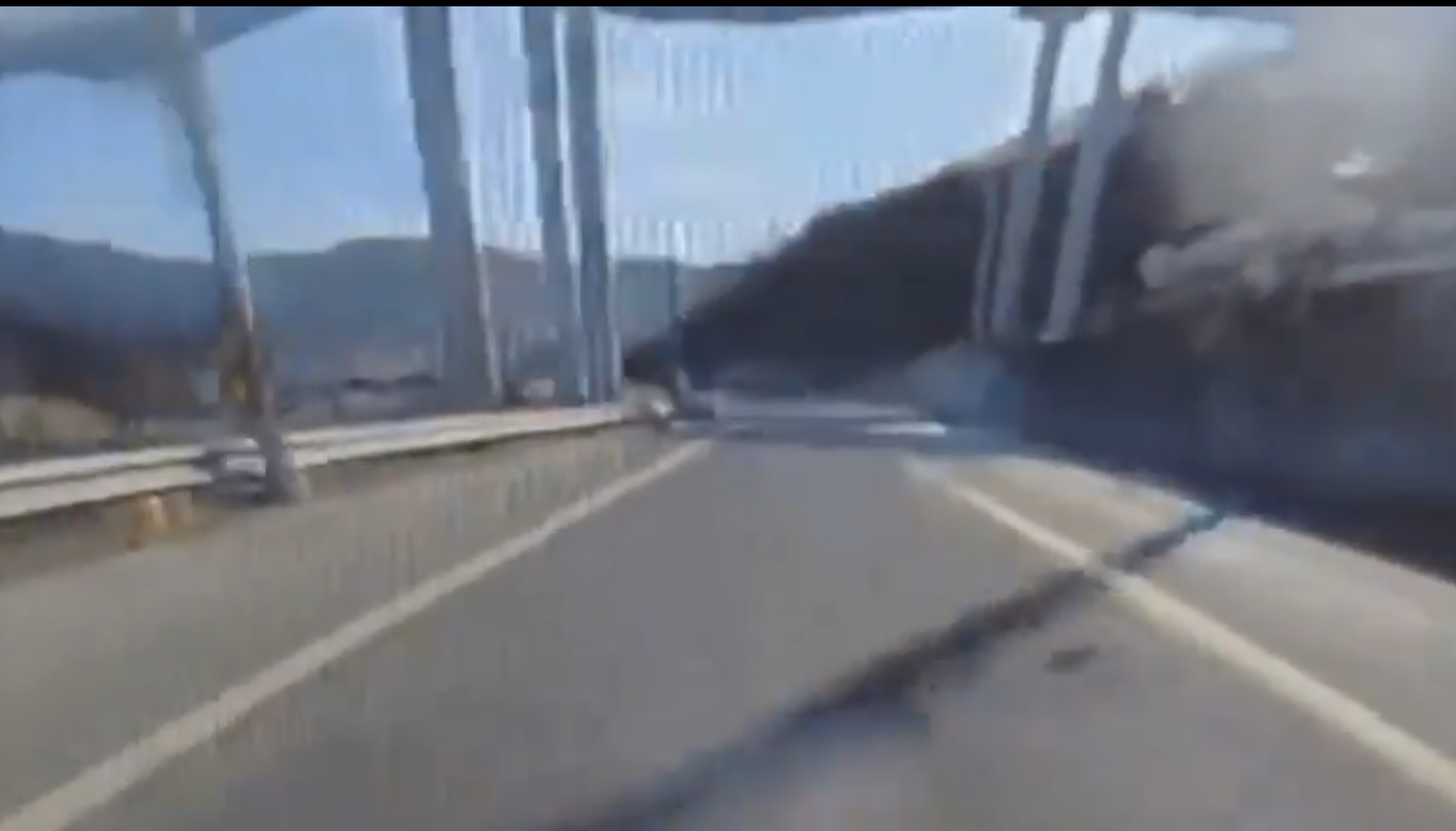 有5條50米長用作支撐大橋的鋼樑先後坍塌,擊中橋下工作的10名工人(影片截圖)