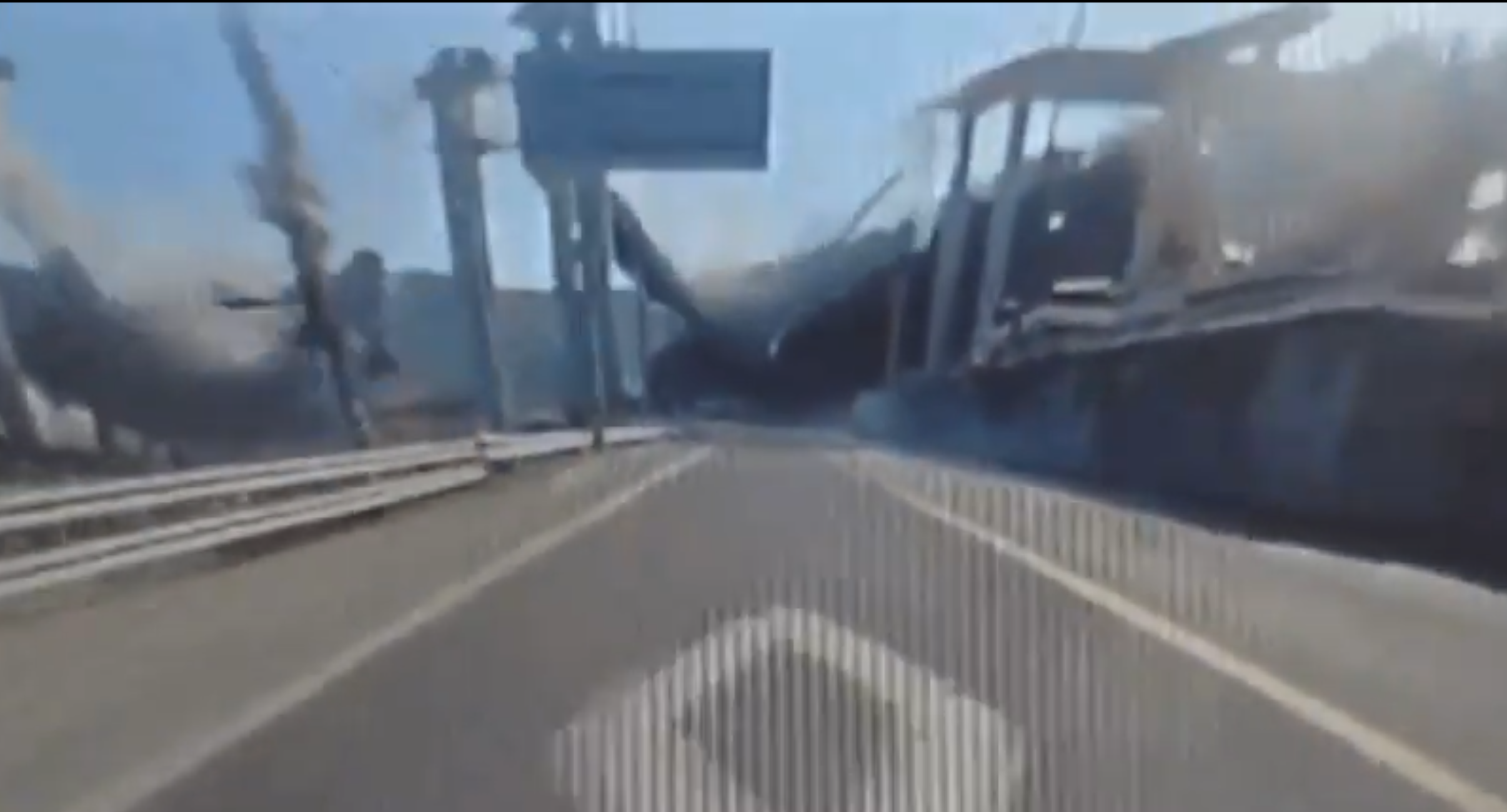 有5條50米長用作支撐大橋的鋼樑先後坍塌,擊中橋下工作的10名工人(影片截圖)